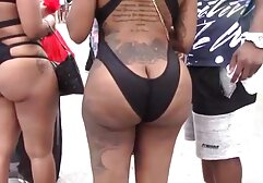 Brandy Love le porno entre familiar enseña a la madre de Taylor White a acariciar la salchicha de hombre.