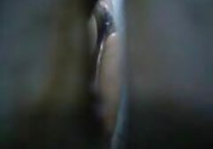 Hermosa rubia muestra cómo montar un familia stroke xxx vaquero